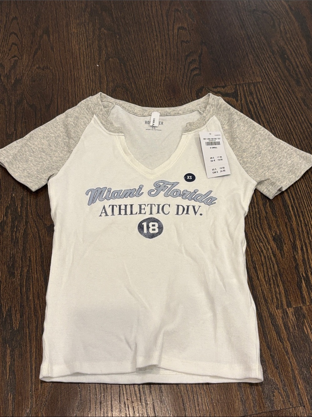 NWT Hollister Women’s White Tee with Light Gray Sleeves Size X Small